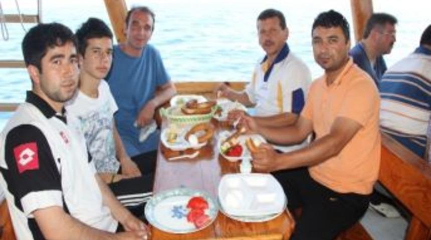 Haftanın Yorgunluğunu Tekne Turuyla Attılar