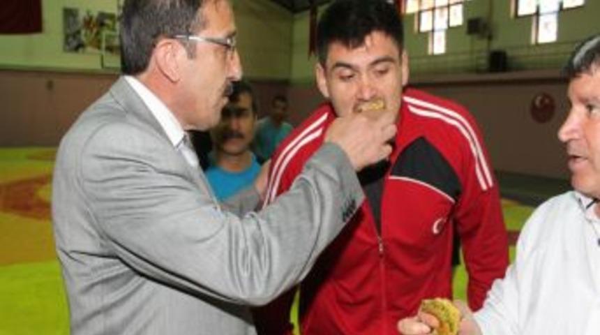 Bulutlar'dan, Milli G&uuml;reş&ccedil;ilere Baklava Ikramı