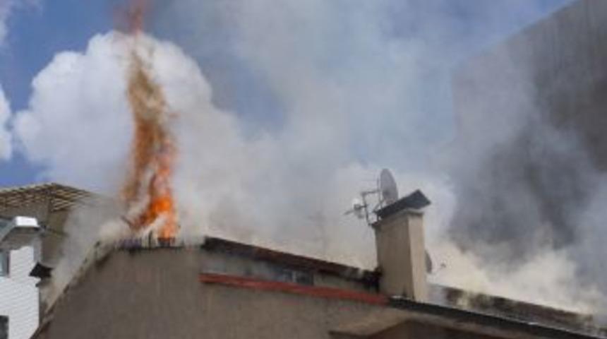 &Ccedil;atı Yangını Panik Yaşattı