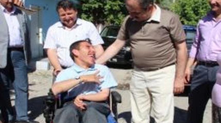 Başkan Din&ccedil;&rsquo;ten Engelli Gen&ccedil;&rsquo;e Ak&uuml;l&uuml; Ara&ccedil;