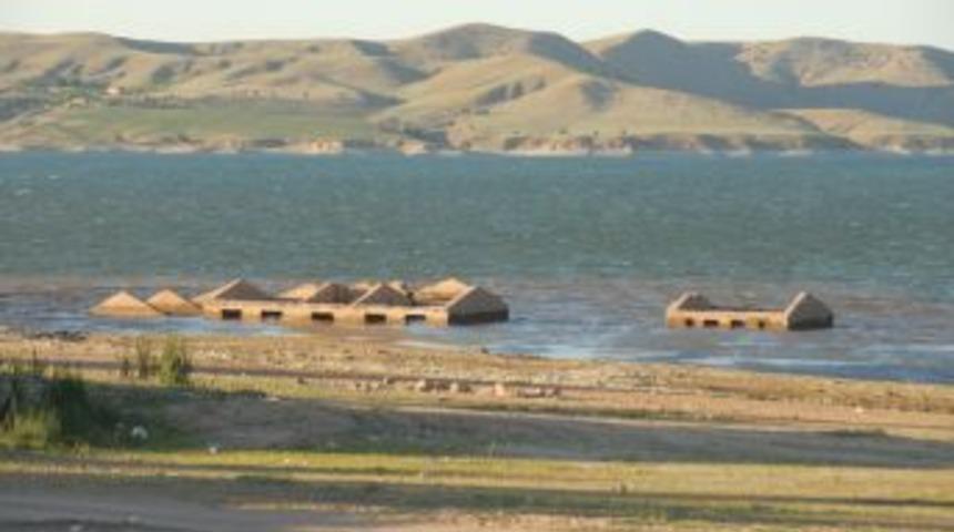 Sular &Ccedil;ekilince Eski Okul Ortaya &Ccedil;ıktı