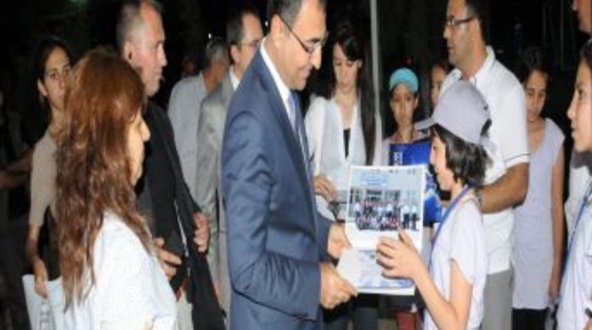 Vali Ile &Ouml;ğrenciler Yemekte Bir Araya Geldi