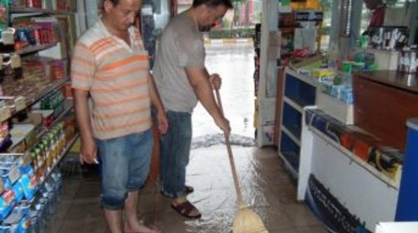 Cadde Ortasında Balık Tutup Bota Bindiler