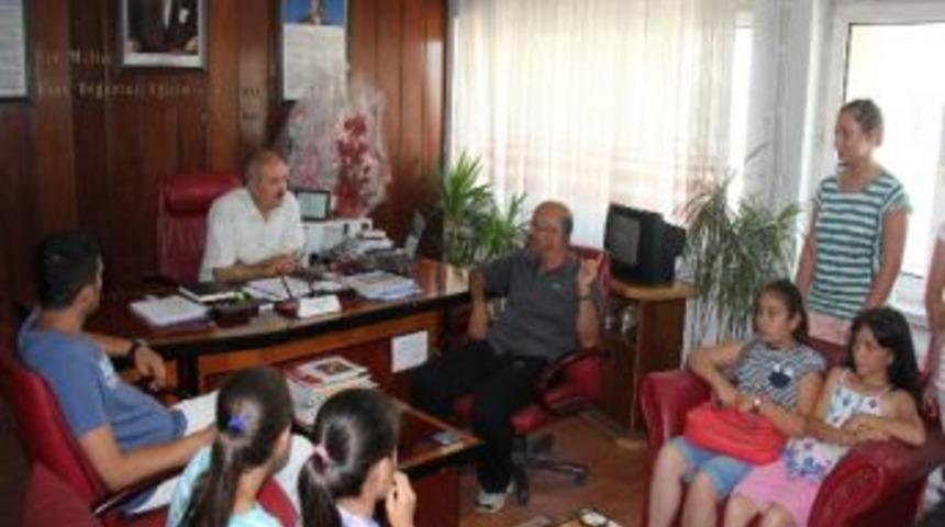 Voleybol Takımı İl&ccedil;e Milli Eğitim M&uuml;d&uuml;r&uuml;n&uuml; Ziyaret Etti