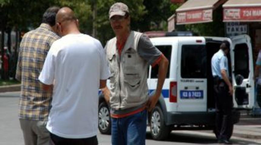 Belediye Iş&ccedil;isinin Yola Bıraktığı &Ccedil;anta, Polisi Alarma Ge&ccedil;irdi