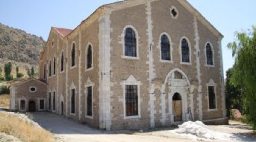 Başpiskopos Ateşyan, Sivrihisar'daki Ermeni Kilisesini Ziyaret Etti