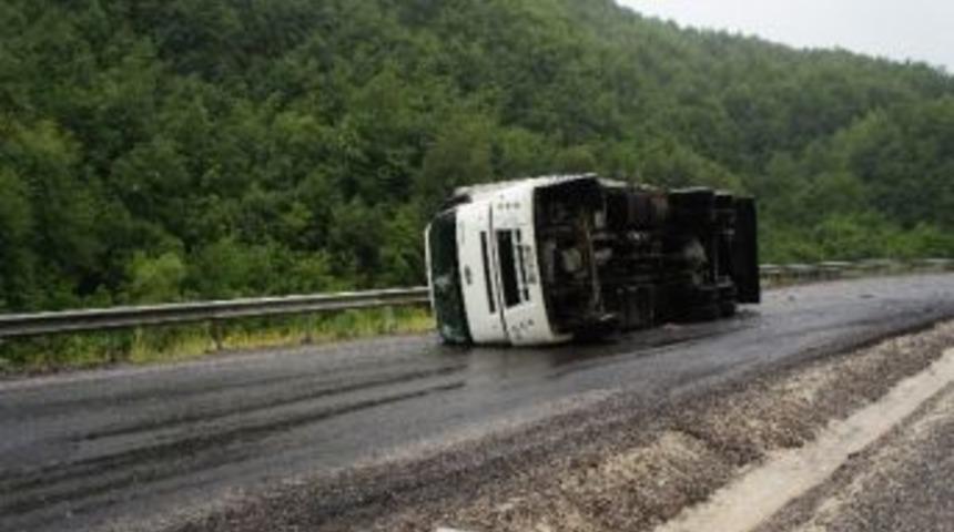 Kastamonu&rsquo;da Tır Devrildi: 1 Yaralı