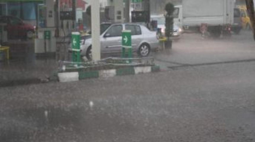 Kars&rsquo;ta Sağanak Yağmur Kısa S&uuml;rede Caddeleri G&ouml;le &Ccedil;evirdi