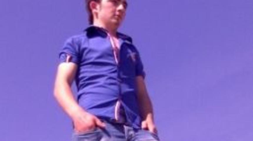 Eşinden Ayrılınca Bunalıma Girip İntihar Etti