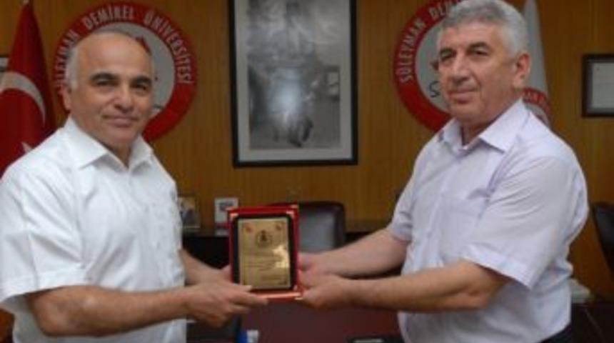 Rekt&ouml;r İbicioğlu&rsquo;na Plaket