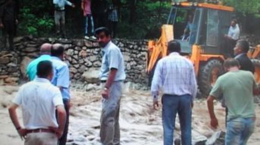 Hakkari&rsquo;de Aniden Başlayan Yağmur Sele D&ouml;n&uuml;şt&uuml;, Evler Hasar G&ouml;rd&uuml;