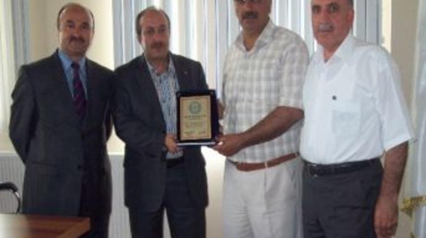 Taşkesenligil&rsquo;e Teşekk&uuml;r Plaketi