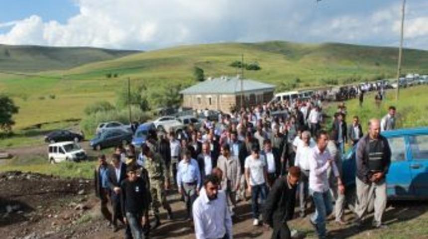 Ağrılı Şehit Asker, K&uuml;rt&ccedil;e Ağıtlarla Toprağa Verildi