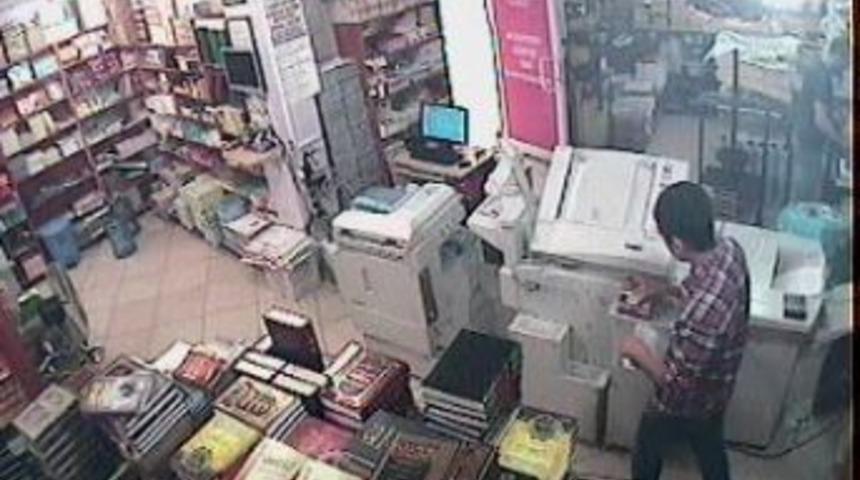 Sadaka Kutusu Hırsızlığı Kamerada