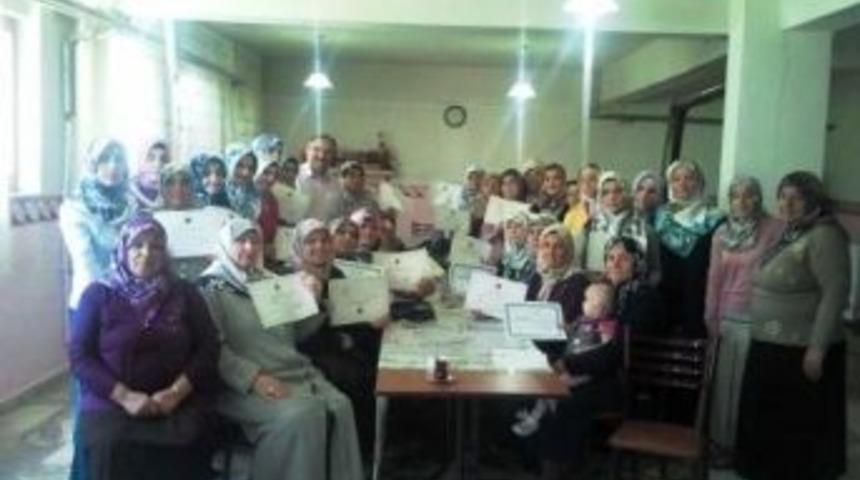 Daday&rsquo;da Kur&rsquo;an Kursu&rsquo;nu Tamamlayan Ev Hanımlarına Belgeleri Verildi