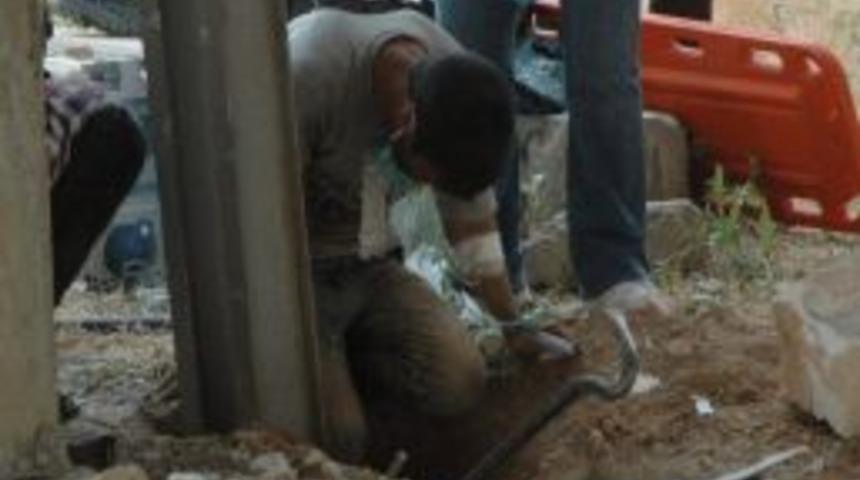 İnşaatta Demirleri Keserken Ayağı Sıkışan Hırsızlık Zanlısını İtfaiye Kurtardı