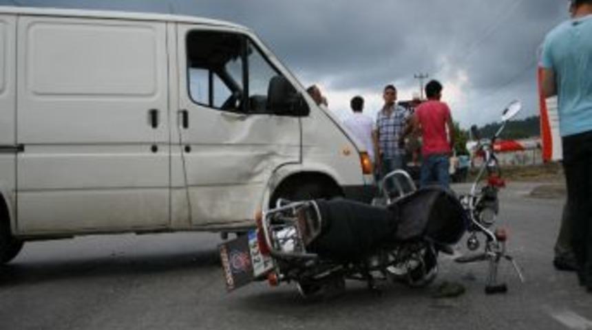 Motosiklet Minib&uuml;se &Ccedil;arptı: 1 Yaralı