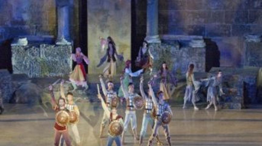 Aspendos&rsquo;ta &lsquo;aşk Ve &Ouml;l&uuml;m&rsquo; İzleyenleri B&uuml;y&uuml;ledi