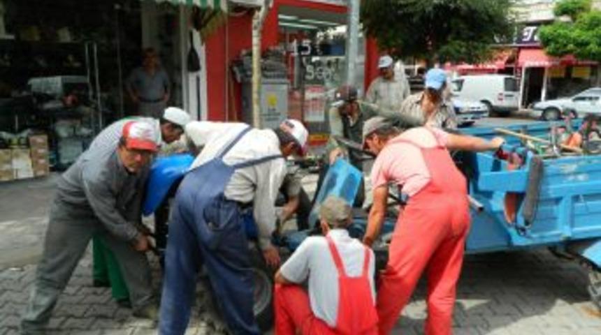 Belediye aracı arızalandı iş&ccedil;iler gidemedi