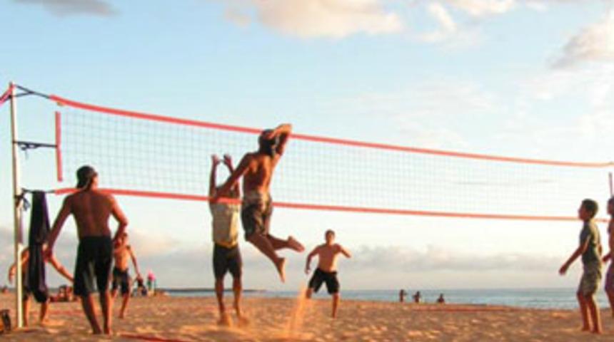 Cezaevinde plaj voleybolu ve deniz sesi...