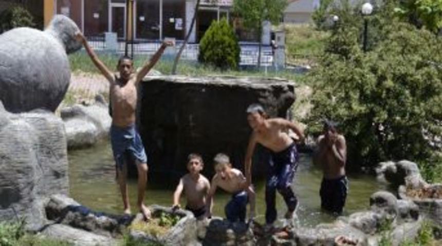 S&uuml;s Havuzları &Ccedil;ocuklara Y&uuml;zme Havuzu Oldu