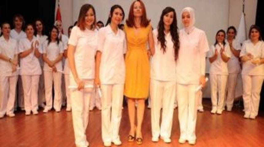 &Ccedil;om&uuml; Sağlık Y&uuml;ksek Okulu'nda Mezuniyet Coşkusu