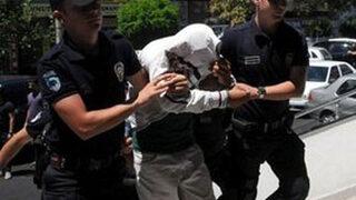 Köy imamı, cinsel organını gösterdi