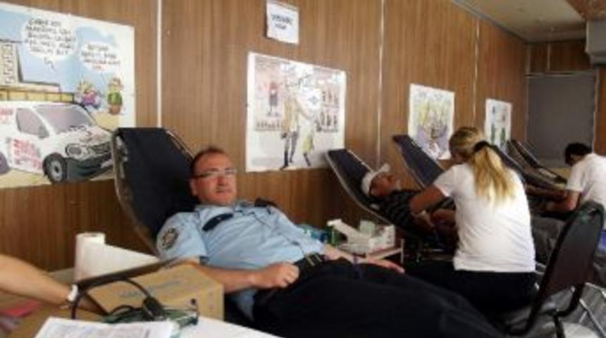 Orhanelililerden Polis Ve Mehmet&ccedil;ikler İ&ccedil;in Kan Bağışı