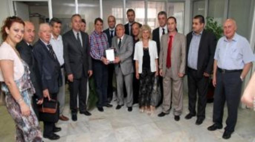 Toprakları K&uuml;&ccedil;&uuml;k Destekleri B&uuml;y&uuml;k