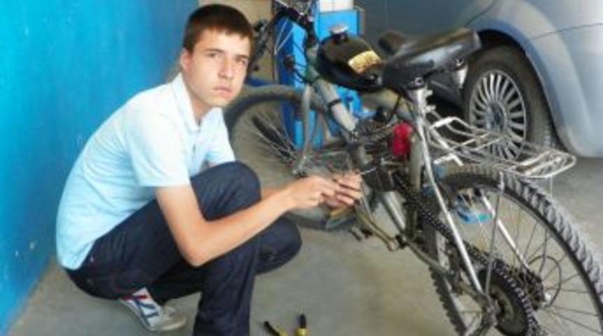 Bisikletine Motor Taktı, Saatte 60 Kilometre Hız Yapabiliyor