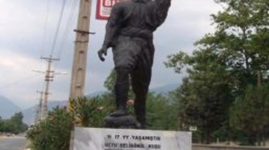 D&uuml;zi&ccedil;i'nde Karacaoğlan Heykelinin Yeri Değiştirildi