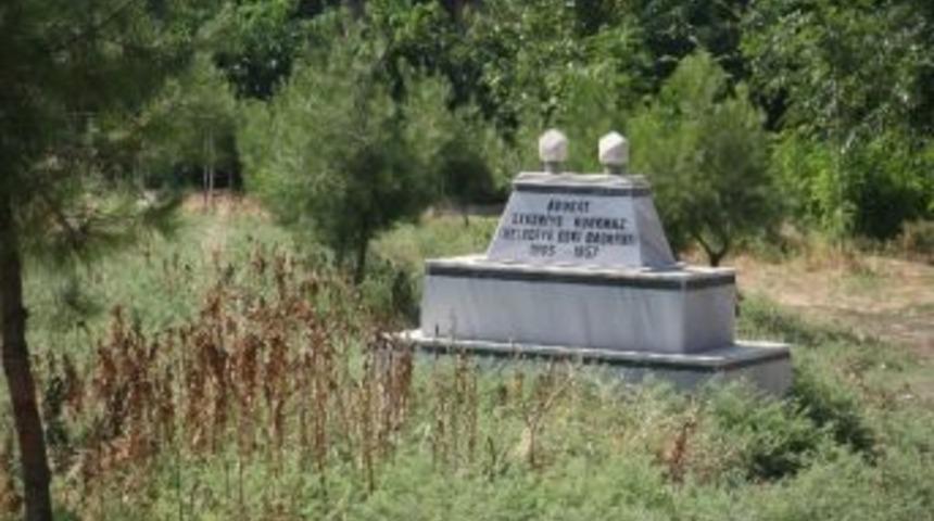 Tarihi Mezarlıklar Bakımsız