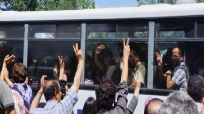 KCK Soruşturmasında Tutuklanan 22 KESK &Uuml;yesi Cezaevine G&ouml;nderildi