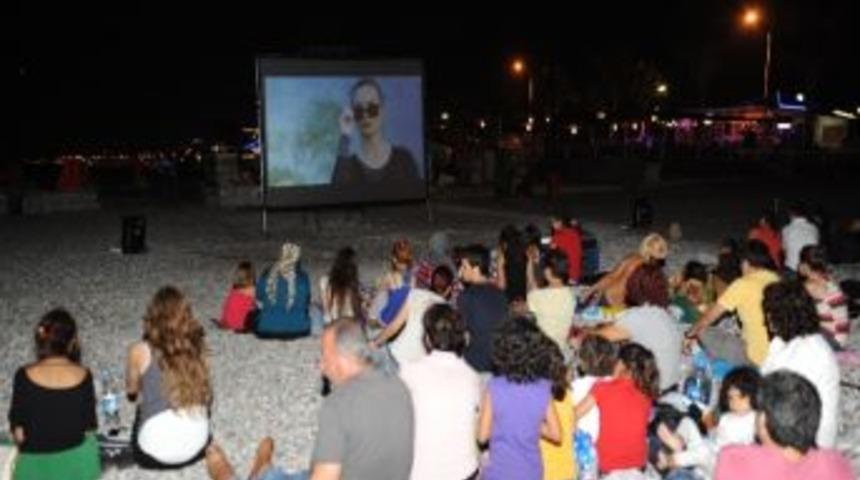 Sahilde &lsquo;a&ccedil;ıkhava Sineması&rsquo; Keyfi