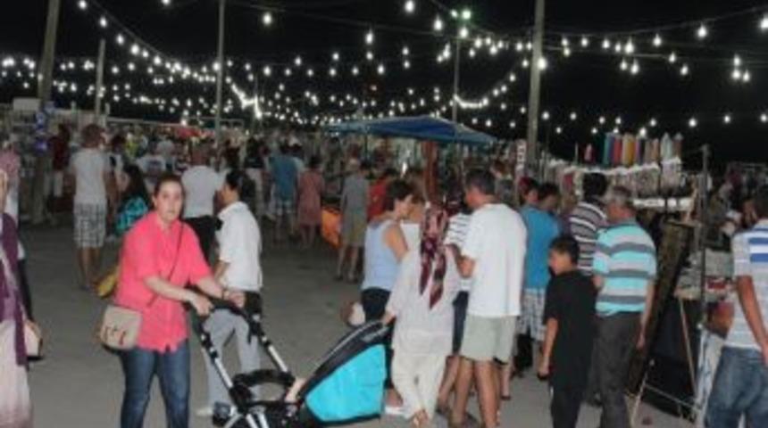 &Ccedil;eşmealtı Gece Pazarı Urla&rsquo;ya Hareketlilik Getirdi