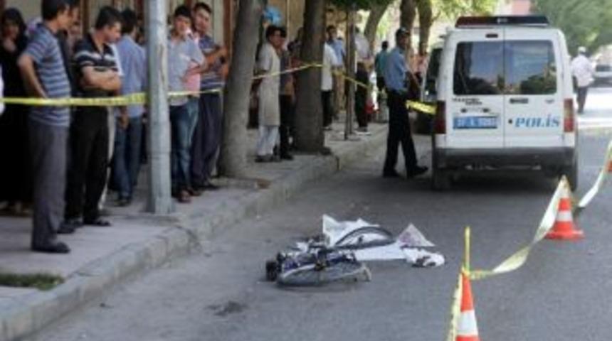 Minib&uuml;s&uuml;n Altında Kalan 10 Yaşındaki &Ccedil;ocuk &Ouml;ld&uuml;