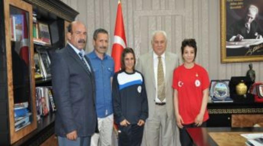 Vali Musa &Ccedil;olak, Başarılı Sporcuları &Ouml;d&uuml;llendirdi