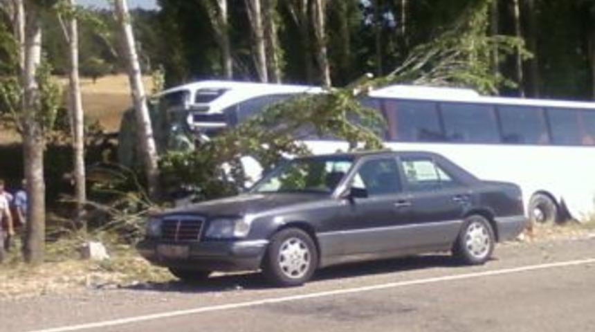 Kontrolden &Ccedil;ıkan Otob&uuml;s Yol Kenarındaki Ağa&ccedil;lara &Ccedil;arptı: 3 Yaralı