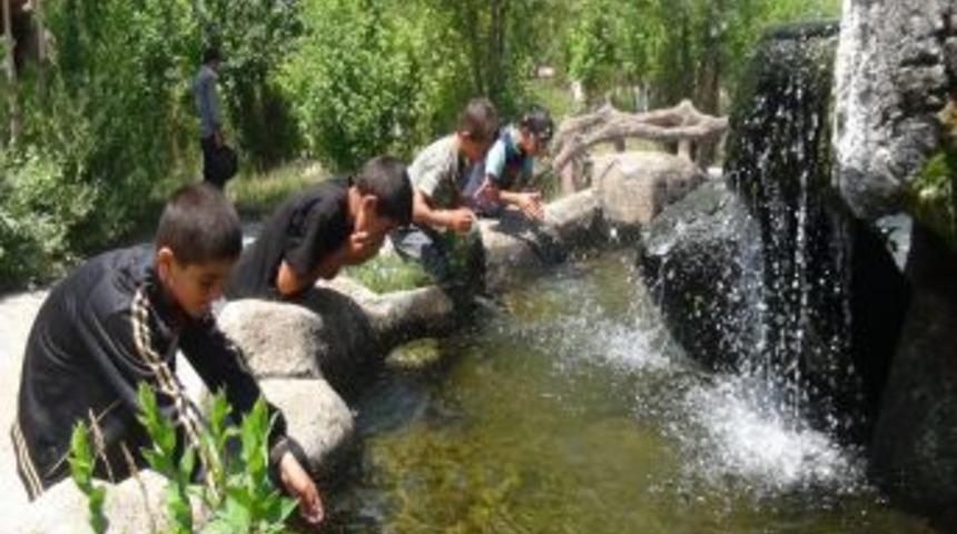 Sıcaktan Bunalan &Ccedil;ocuklar S&uuml;s Havuzları Ve Şelalelere Akın Etti