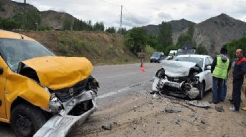 G&uuml;m&uuml;şhane&rsquo;de Trafik Kazası: 4 Yaralı