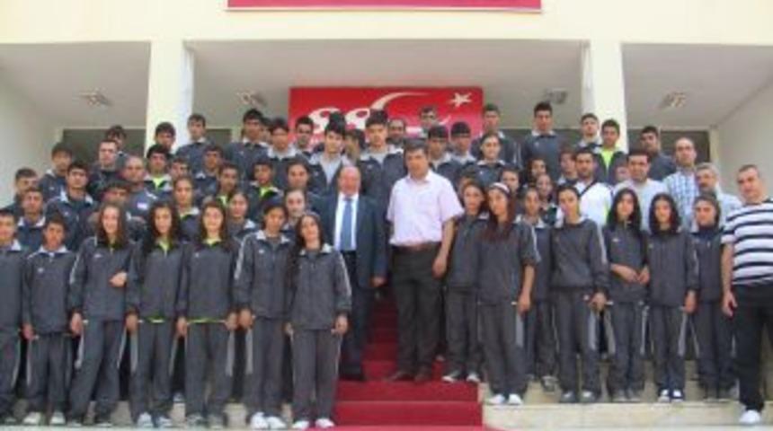 Vali &Ccedil;i&ccedil;ek, Sporcuları GAP'a Uğurladı