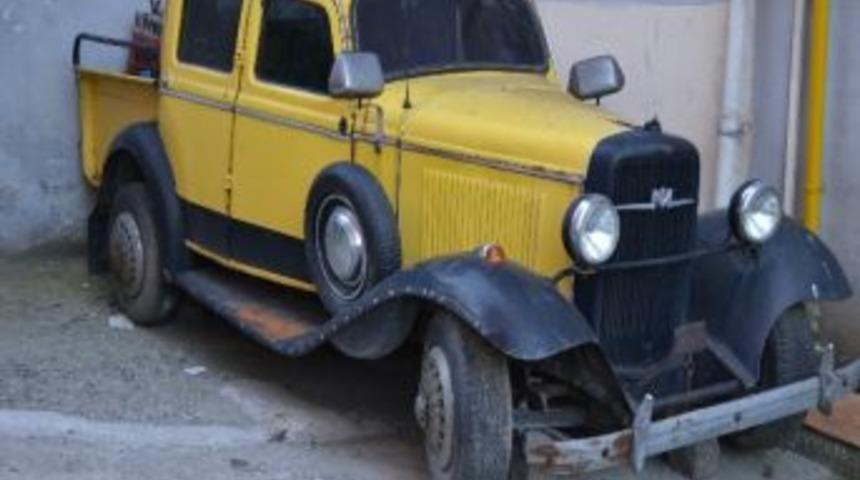 Tarih Duvar Dibinde &Ccedil;&uuml;r&uuml;yor