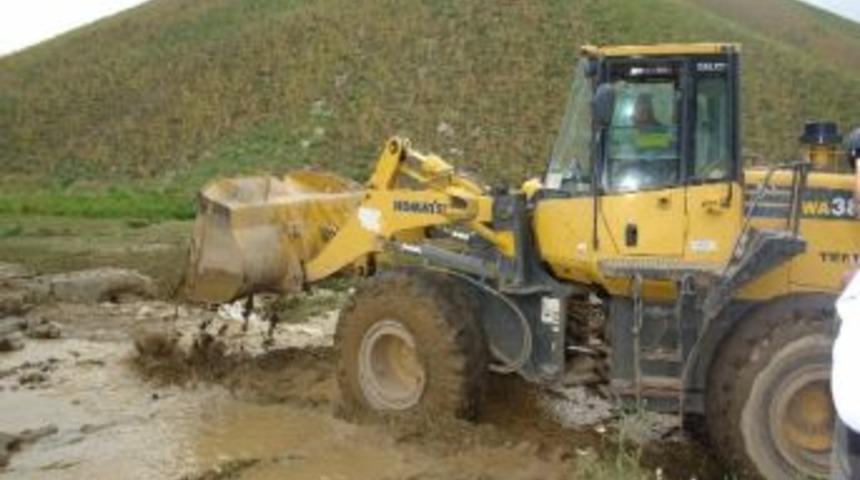 Y&uuml;ksekova&rsquo;da Heyelan, 4 K&ouml;y Ve 8 Mezra Yolu Ulaşıma Kapandı