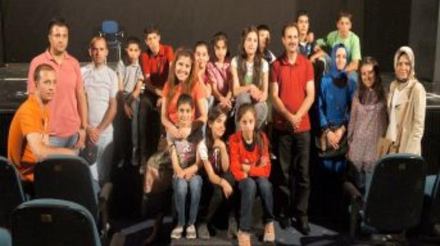 K&ouml;y &Ccedil;ocuklarının &Ouml;d&uuml;l&uuml; Boş Tiyatro Salonunu Gezmek Oldu