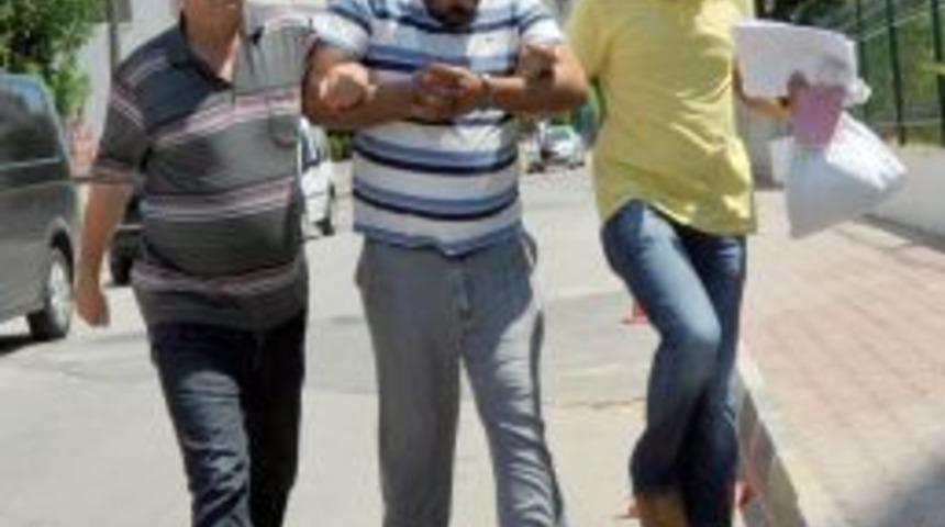 Birlikte Yaşadığı Kadını Bı&ccedil;aklayarak &Ouml;ld&uuml;rd&uuml;