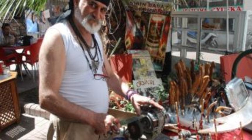 Sivaslı Bı&ccedil;ak Ustası Şirin Baba Didimde H&uuml;nerlerini Sergiledi