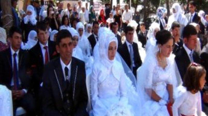 Erciş&rsquo;ten Gelin Arabaları Ge&ccedil;ti