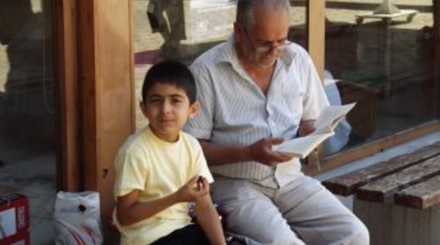 65 Yaşında, Torunuyla Birlikte Kur'an &Ouml;ğreniyor