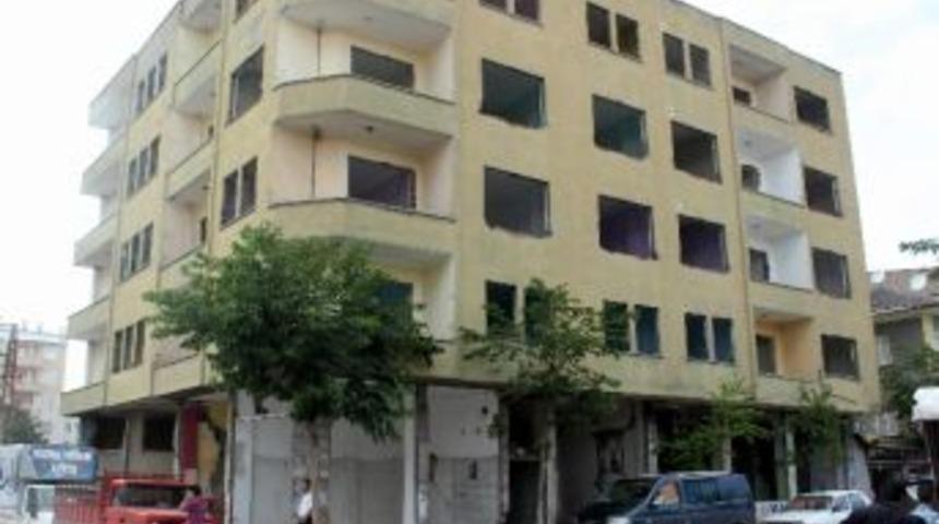 Sarsıntıların S&uuml;rd&uuml;ğ&uuml; Van&rsquo;da Ağır Hasarlı Binalar Tehlike Sa&ccedil;ıyor