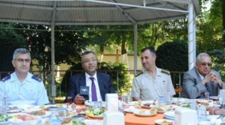 Albay Bektaş Arslan'a Veda Yemeği